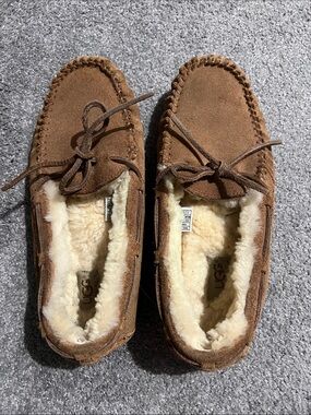 UGG women’s Chestnut Suede Moccasin Slippers with Sheepskin Lining size 9